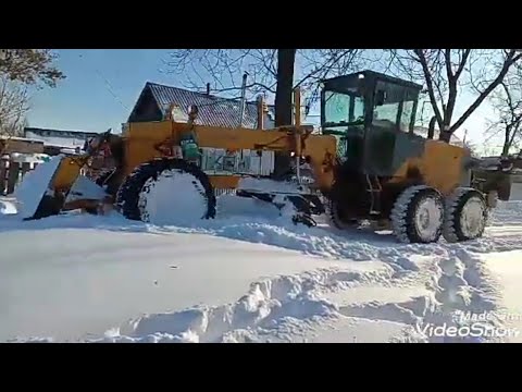 Видео: Работа грейдера на расчистке заснеженных улиц.