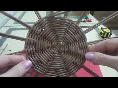 Видео: Корзинка- конфетница. Для начинающих плетунов. Плетение из бумажной лозы. Часть 1.