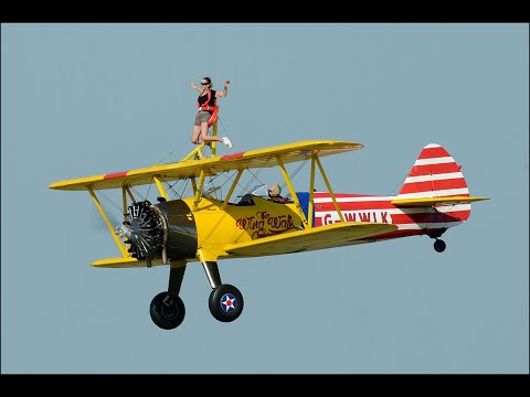 Видео: Винг-вокинг (Wing-walking) - экстремальная прогулка по крылу самолета.