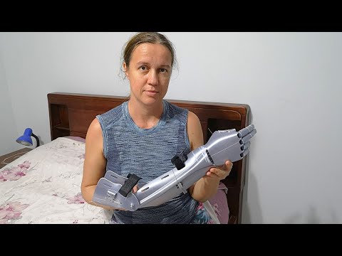 Видео: Из 3D принтера "растут" руки.