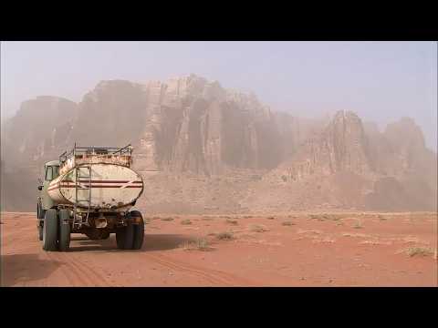 Видео: Жизнь этих иорданских дальнобойщиков – приключение
