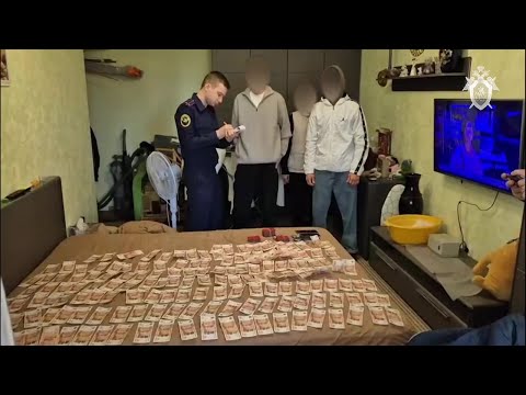Видео: В Волжском юные дропперы хранили в квартире роскошные часы и сотни тысяч налички