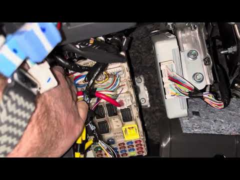 Видео: Как установить беспроводную зарядку Mitsubishi wireless kit MZ331524 на Pajero Sport 3 2020-2023