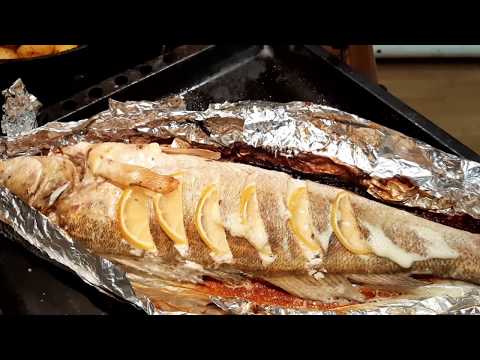 Видео: Запечённый судак в духовке с обжаренным луком и петрушкой