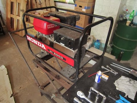 Видео: 050 330 90 40 Масло для двигуна бензогенератора / Какое масло заправлять в двигатель генератора