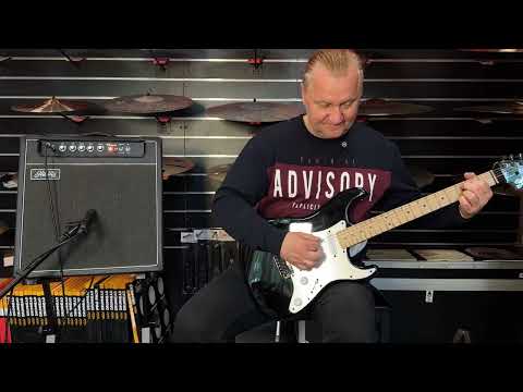 Видео: Обзор гитары Squier Affinity Series Stratocaster Black #обзоргитары #обзор