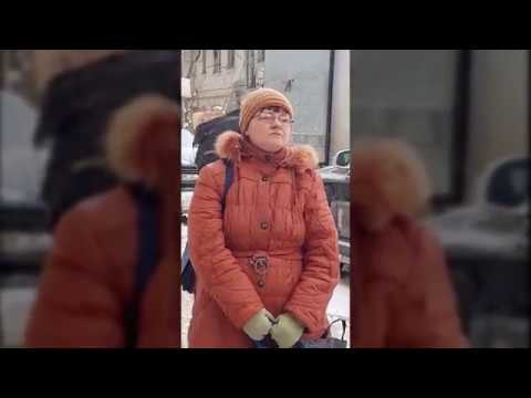 Видео: В Воронеже женщина не давала проехать автомобилям