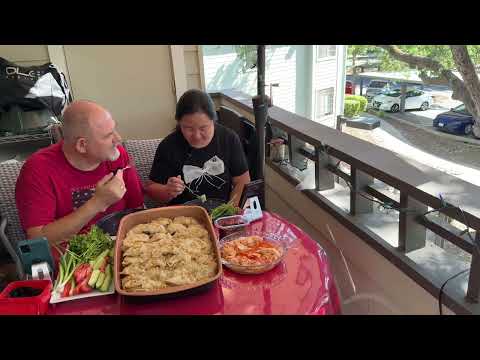 Видео: Малоежки налепили вареников — теперь пора есть! 😋🥟Кто сколько съест? Малоежки против горы вареников🥟