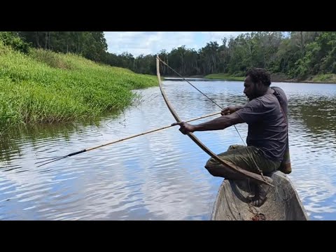 Видео: Лучший лучник из Южного Папуа