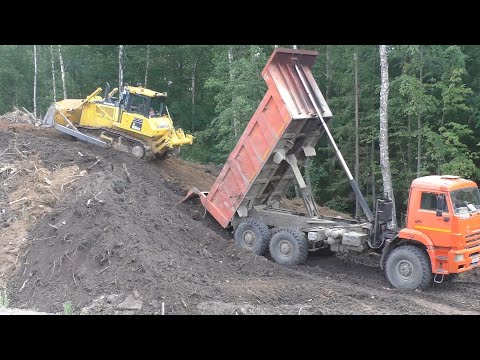 Видео: Бульдозер Komatsu D65EX-16 толкает грунт