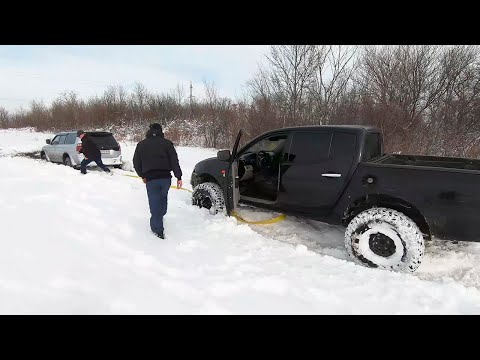 Видео: Вытянет ли Mistubishi L200 Mitsubishi Pajero? Испытание на снегу -  Всесезонная резина