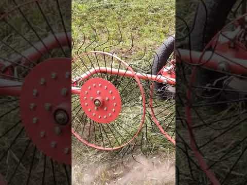 Видео: Сгребание сена в валки мотоблоком