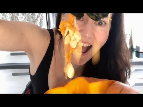 Видео: ВЫРЕЗАЮ ВПЕРВЫЕ В ЖИЗНИ ТЫКВУ НА ХЕЛЛОУИН