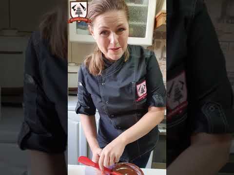 Видео: Тёмный пластичный шоколад на меду