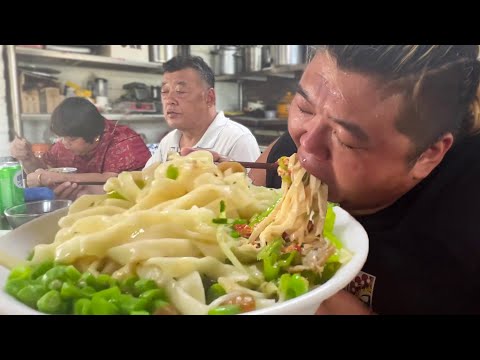 Видео: Семья занята едой, 6 видов маринада брата обезьяны с миской «тушеной лапши», это слишком круто! [То