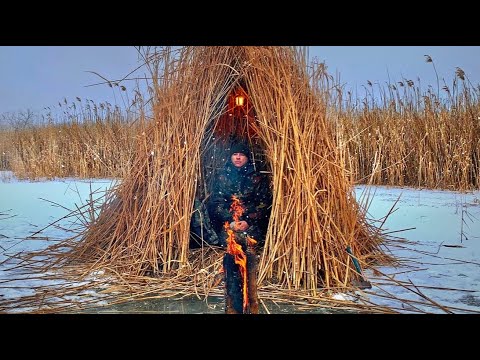 Видео: Строительство водонепроницаемого укрытия из тростника | Бушкрафт в метели и снегу