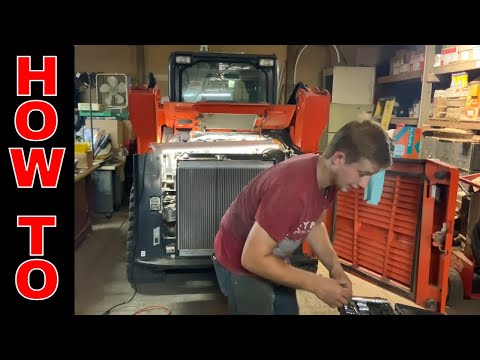 Видео: Как заменить основной топливный фильтр на Kubota SVL75-2