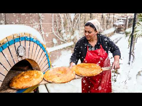 Видео: Приготовление Традиционной Азербайджанской еды в Снегу - хлеб, Буглама и  торт Медовик