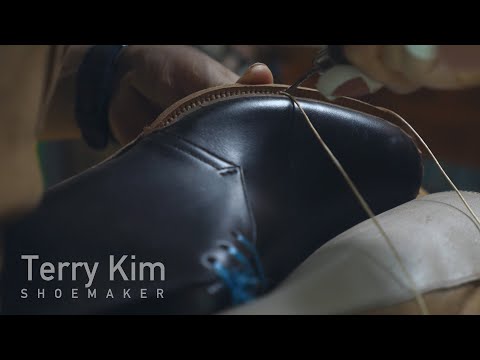 Видео: Ручное изготовление чукка-ботинок из чёрной бычьей кожи