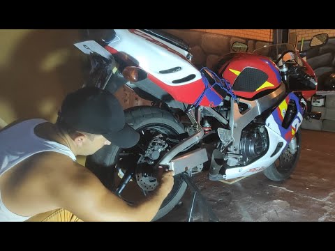 Видео: Замена подшипника в колесе - Honda CBR.