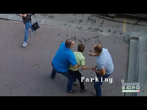 Видео: Полицейский посреди улицы пытался похитить ребенка