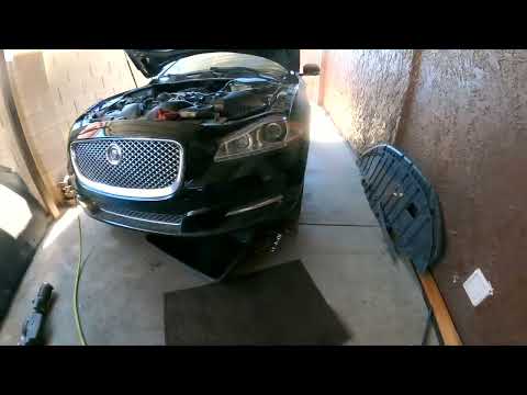 Видео: Снятие водяного насоса Jaguar XJ 5 0L 2012 года