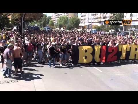 Видео: Шествието на Ботев за мача с Локо Пловдив)