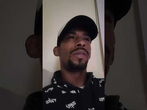 Видео: Змеи обижаются, когда их держат на расстоянии вытянутой руки. Мы можем знать всех, но не общаемся...