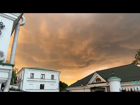 Видео: Лавра 08.08.23. Опять шум у Лавры! Тучи над Лаврой!! Крестный Ход под ливнем!!!