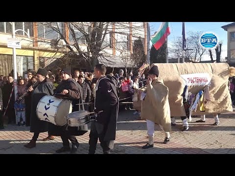 Видео: Обичаят „Кьорава кобила“ бе пресъздаден в град Тръстеник