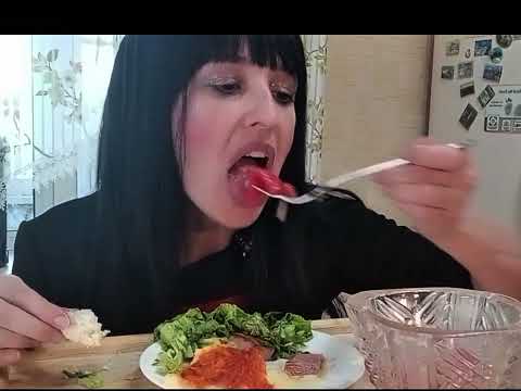 Видео: МУКБАНГ/ПЮРЭ КОЛБАСА/САЛАТ ИЗ ПОМИДОР🥗🍞🍞🍛🍛