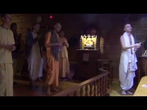 Видео: Мангала-Арати - Ашрам Бхактиведанты, 13.04.2014