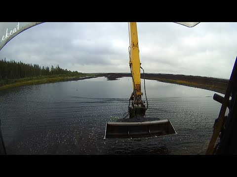 Видео: Снос двух дамб длинноруким экскаватором