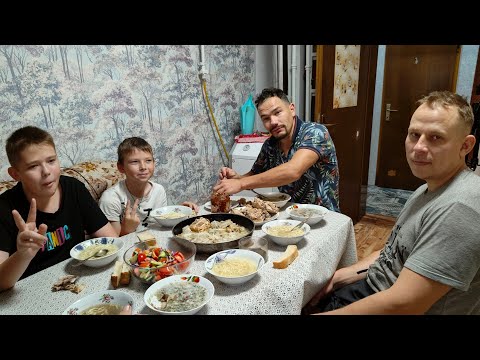 Видео: Жизнь в деревне 🏡 // и работают и поют🎸🎤🥁 // любимая ЛАПША //