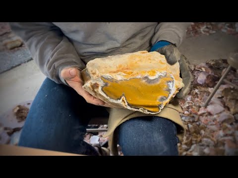 Видео: ЗОЛОТО, КОТОРОЕ СКОЛЬЖИТ ИЗ КАМНЯ!! РАСКАЛЫВАЕТ ЯШМУ ИЗ ДЖОРДЖИИ ДЛЯ НАКОНЕЧНИКОВ СТРЕЛ