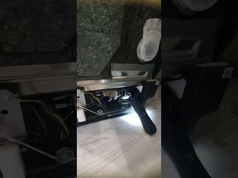 Видео: Посудомоечная машина Самсунг DW60M5050BB ошибка LC (протечка) Одно из возможных решений малой кровью