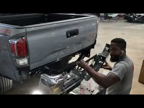 Видео: Снятие заднего бампера Toyota Tacoma 2021 года без перемещения фаркопа