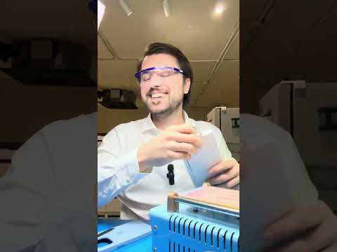 Видео: Норм челик проверяет чехлы 9 минут 43 секунды, но в конце срывается…