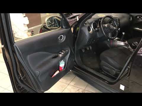 Видео: Как снять пластиковую обшивку передней двери на Ниссан Джук