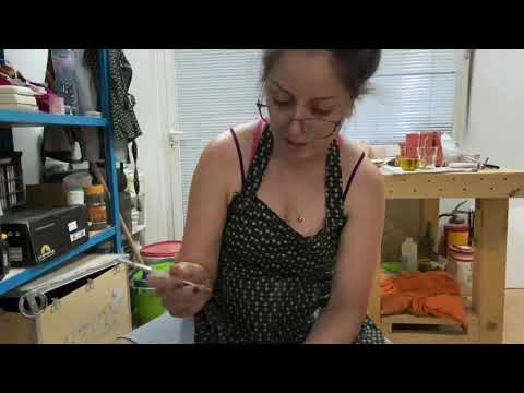 Видео: Източване на чаша на грънчарско колело | Уроци по керамика | Основна техника на точене - цилиндър