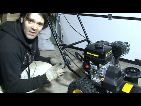 Видео: Снегоуборщик Champion ST556: сборка из коробки
