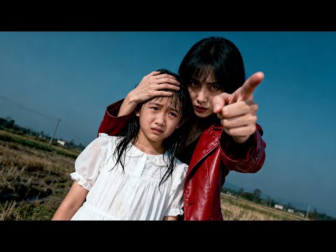 Видео: Бедная девушка была отвергнута, но её родители стали миллиардерами! Приехала в деревню на роскошной