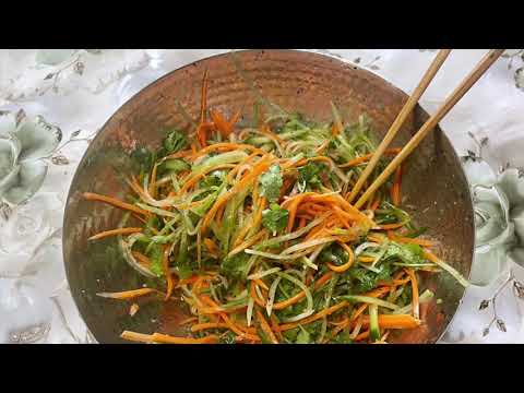 Видео: Очень сочный салат из редьки, моркови и огурца.