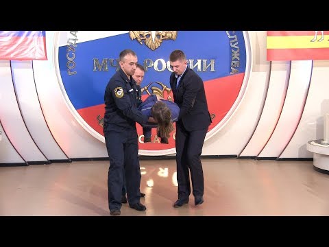 Видео: Как переносить пострадавшего | Научись спасать жизнь
