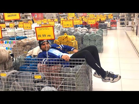 Видео: ЛЕГНАХ ДА СПЯ В МАГАЗИНА