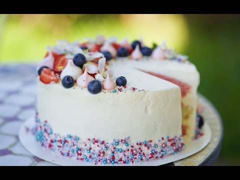 Видео: Бисквитный торт с клубникой, белым шоколадом и розовым шампанским. Пошаговый рецепт.