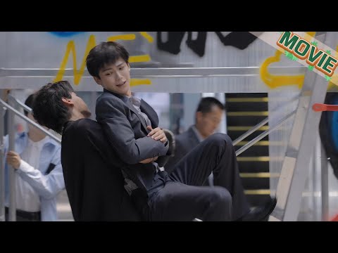 Видео: Два босса — пара?!💞 На работе целуются и обнимаются, фанатки кричат от счастья🤣❤️