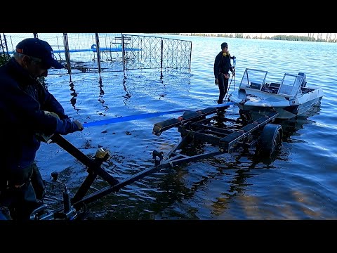 Видео: Роликовые ложементы. Слипование лодки на мелководье это легко, просто и быстро.