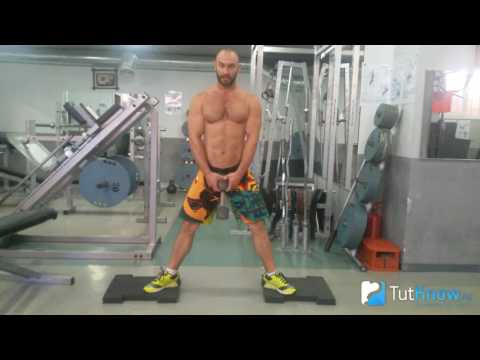 Видео: Приседания сумо с гантелей - как делать упражнение правильно