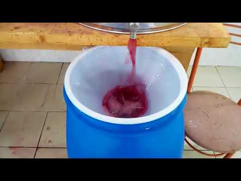 Видео: Домашнее виноделие. Снятие с осадка, урожай 2017 г.